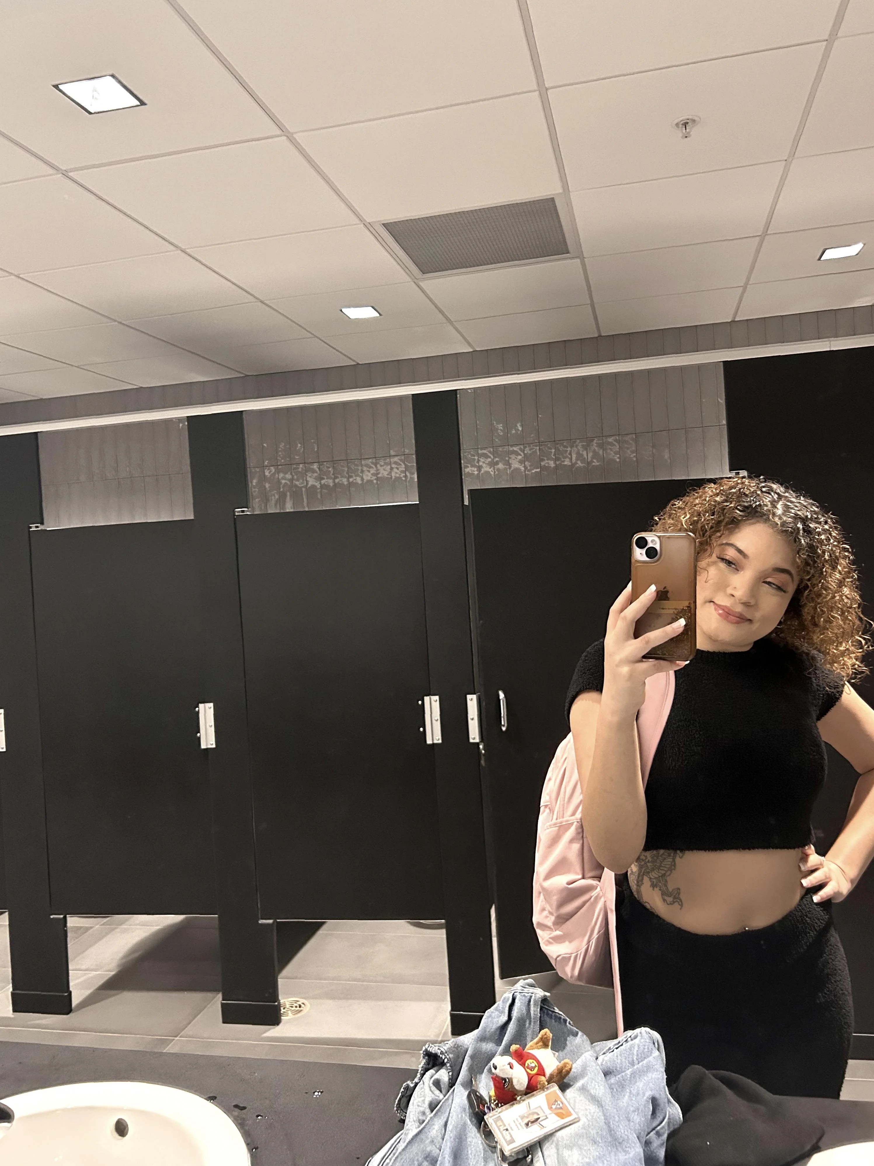 Keeping it simple, yet still manages to look sexy picture 1 of 1