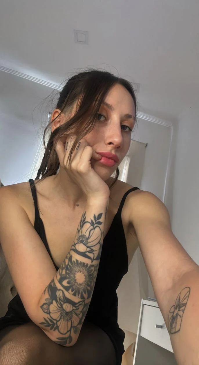 Bondage and large dicks are two things I'm looking for in a boy. Are you in? picture 1 of 1