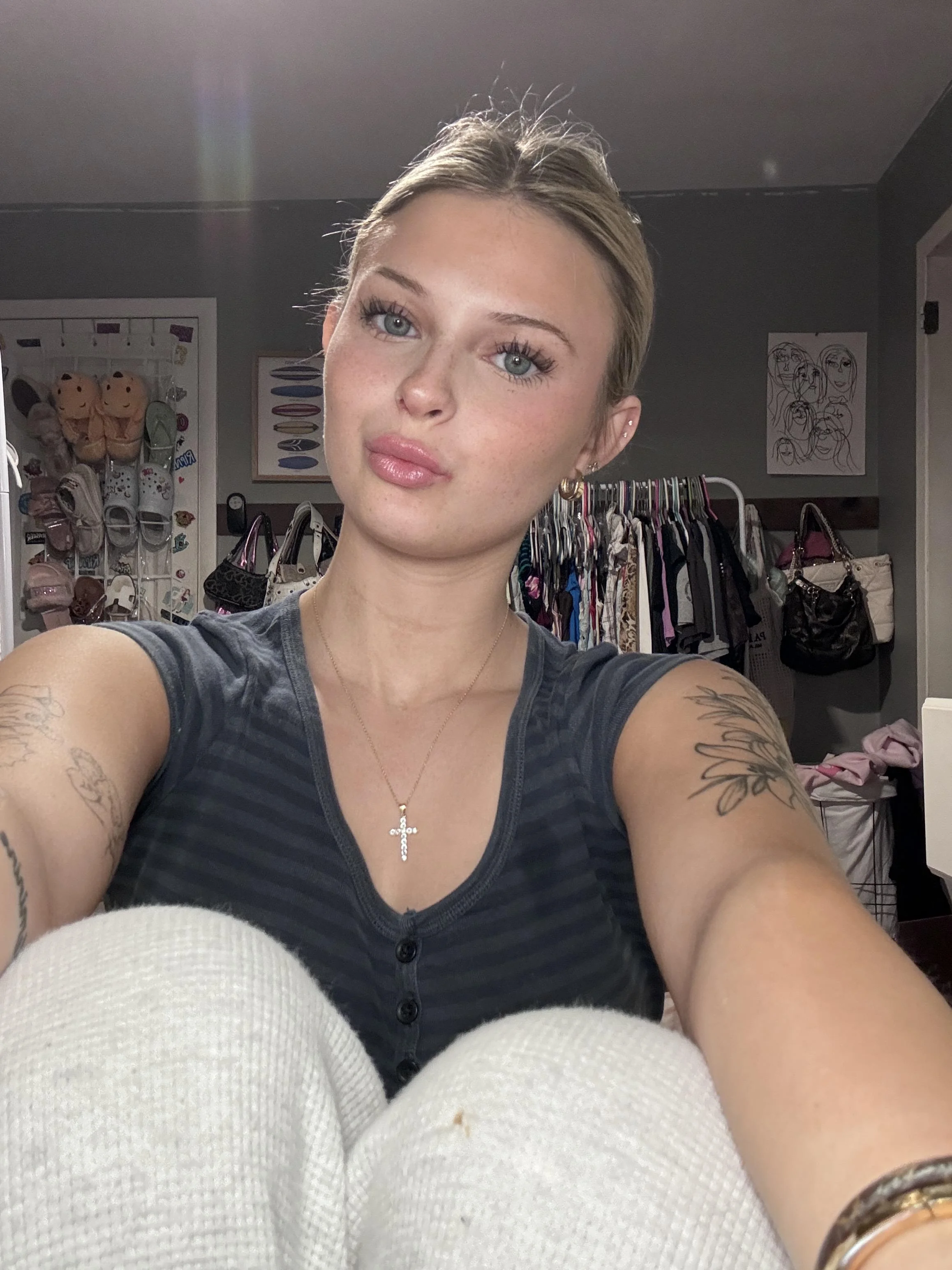 Am I hot? What are you thinking now? F19 picture 1 of 1