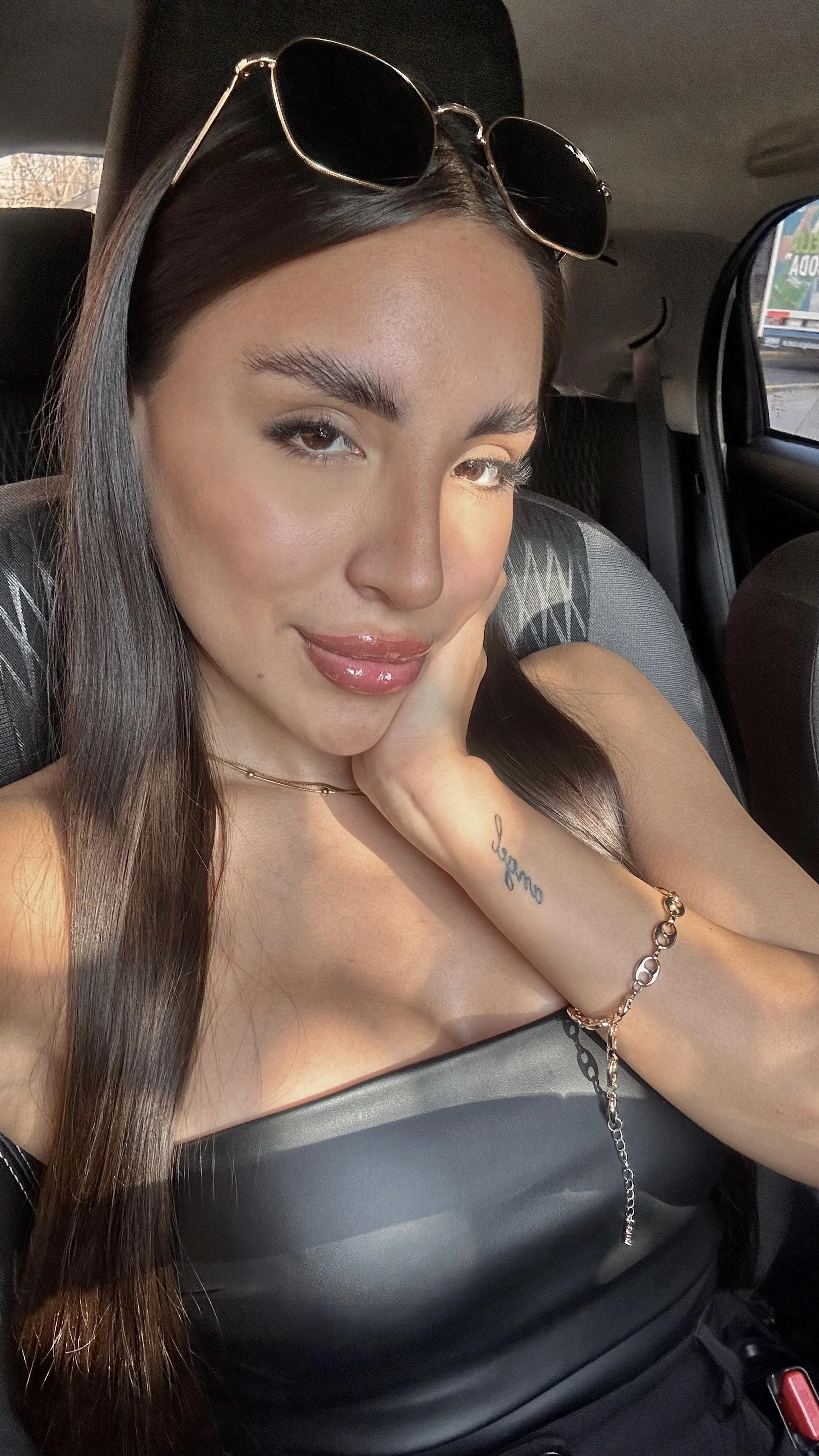 What's the first thing you think when you see me? F27 picture 1 of 1