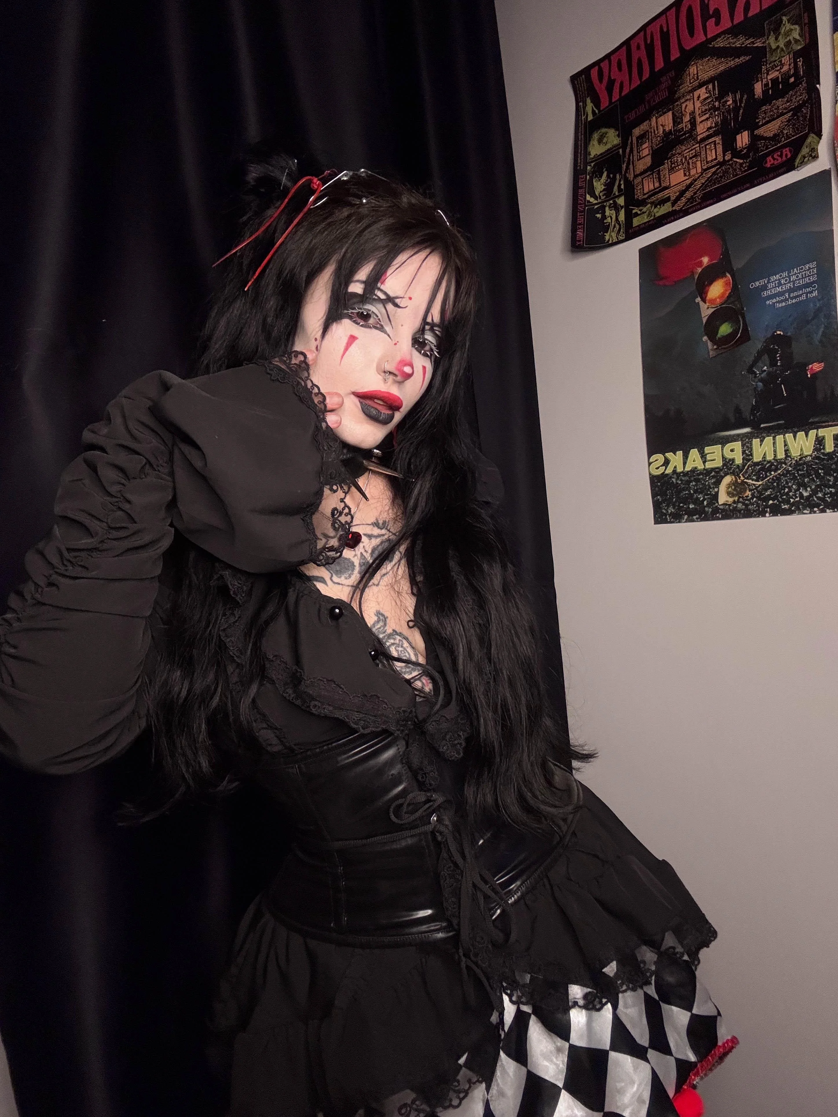 I still look classy even with heavy make up like this picture 1 of 1