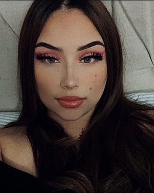 Am I hot?? Rate 1-10'