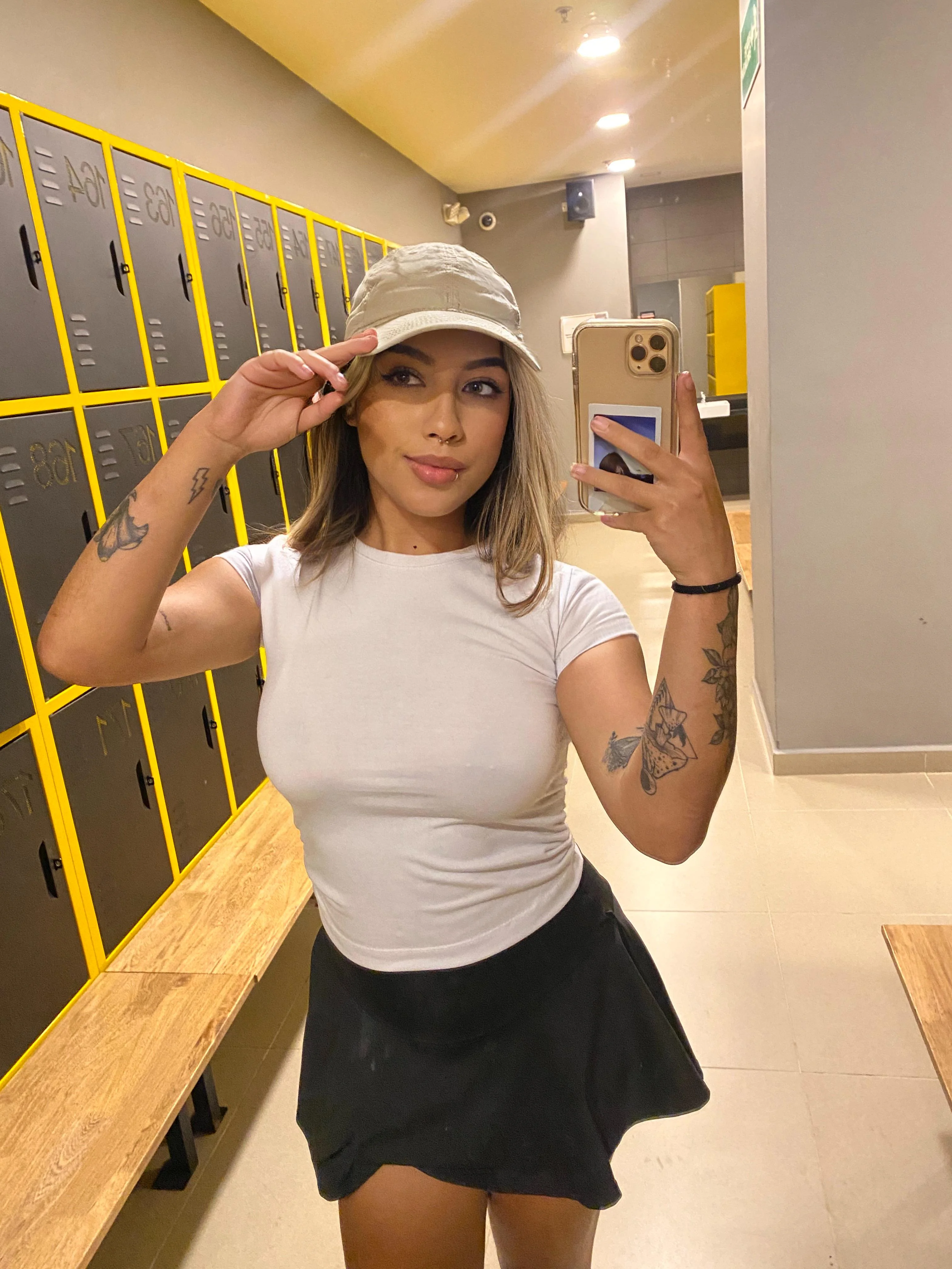 What does the body language of a hot girl tell you? F19 picture 1 of 1