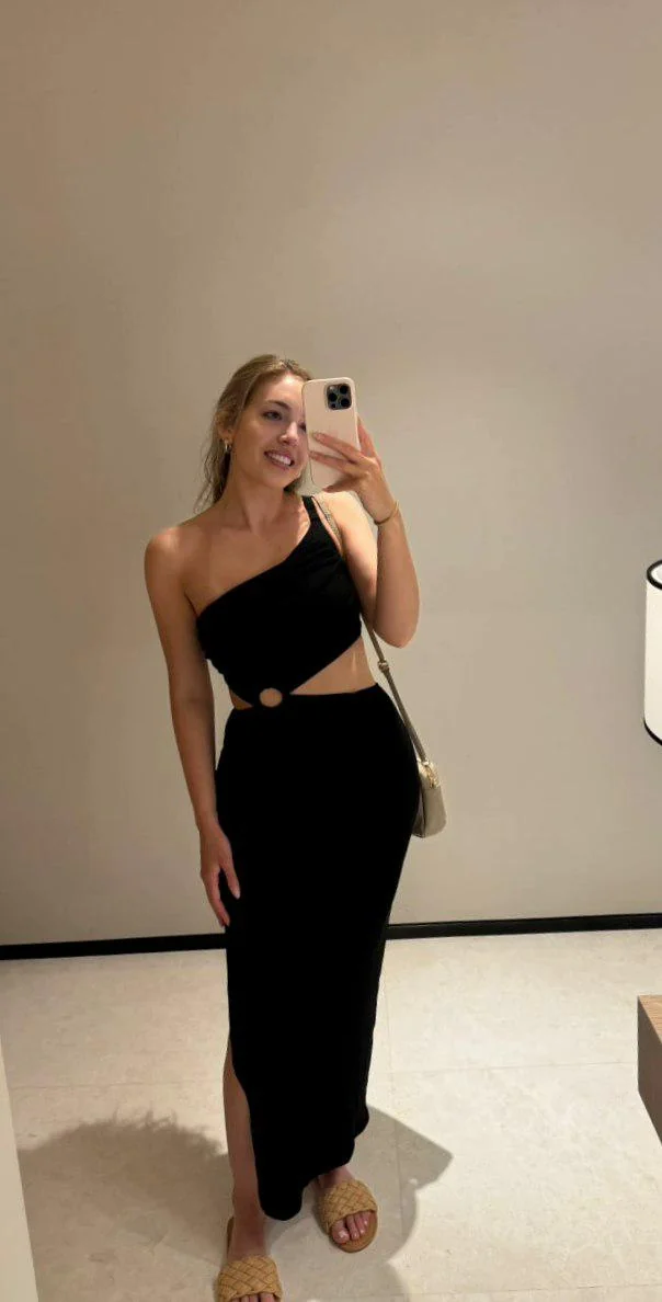 Would you recognize if you meet this classy girl outside? picture 1 of 1