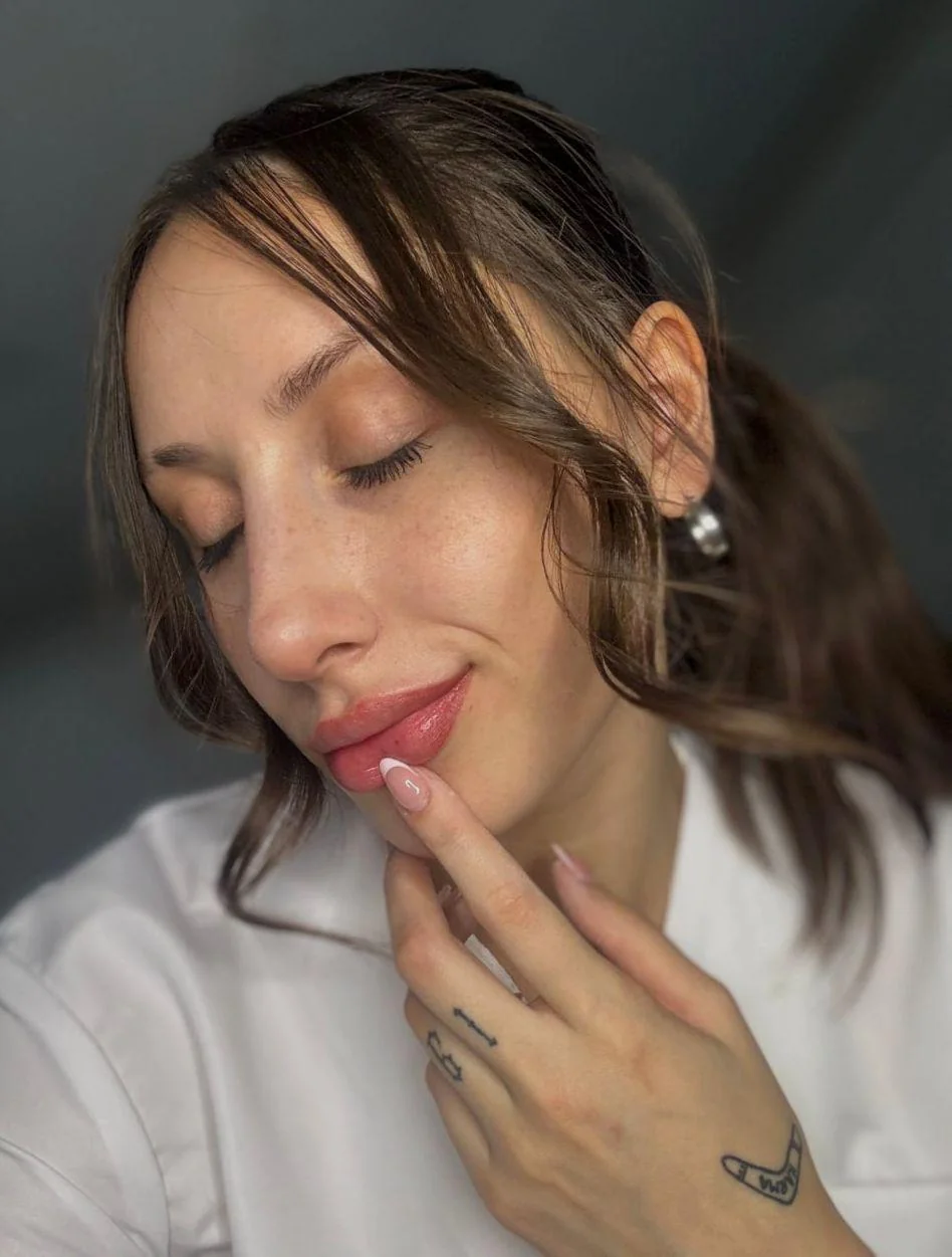 Kisses everywhere? Yes, please! 💋✨ picture 1 of 1