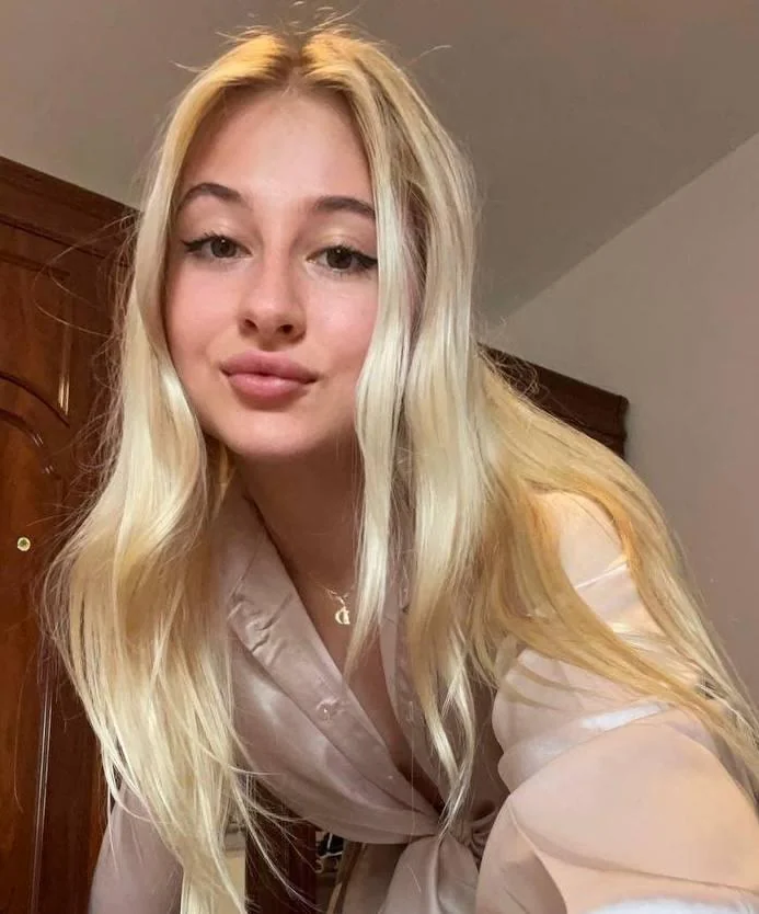 with nude makeup and a light tan I feel very cute F19 yo picture 1 of 1