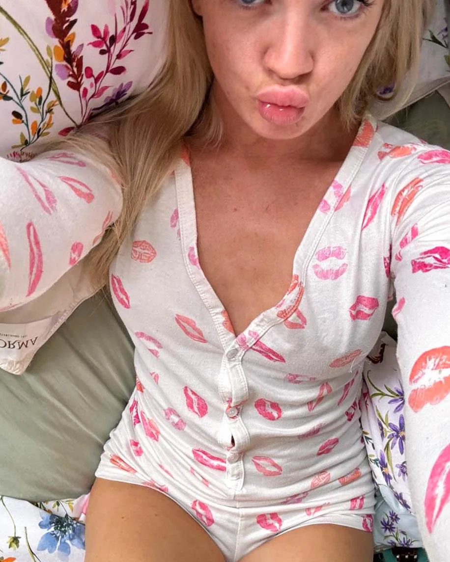 Too sexy for this outfit picture 1 of 1