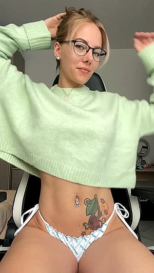 Guess who's gonna be the birthday girl tomorrow 😋 Also, try to guess my age (wrong answers only)'