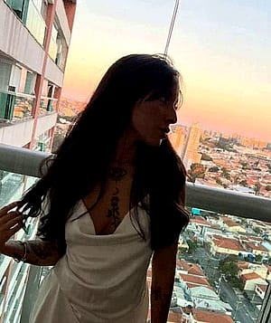 Am I hot for a 22 y/o latina?'