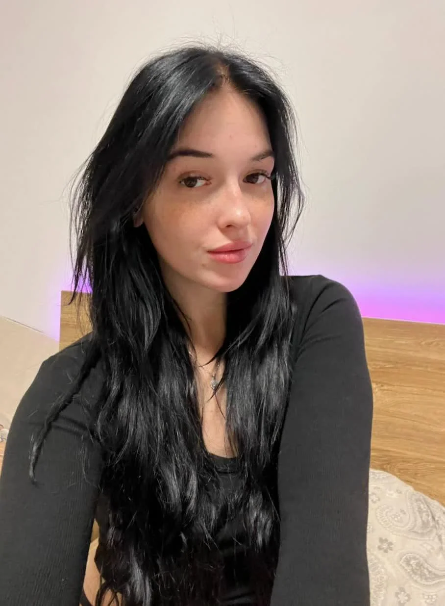 Wearing a sweater cus its getting cold now picture 1 of 1