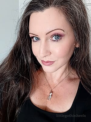 black top and simple makeup'