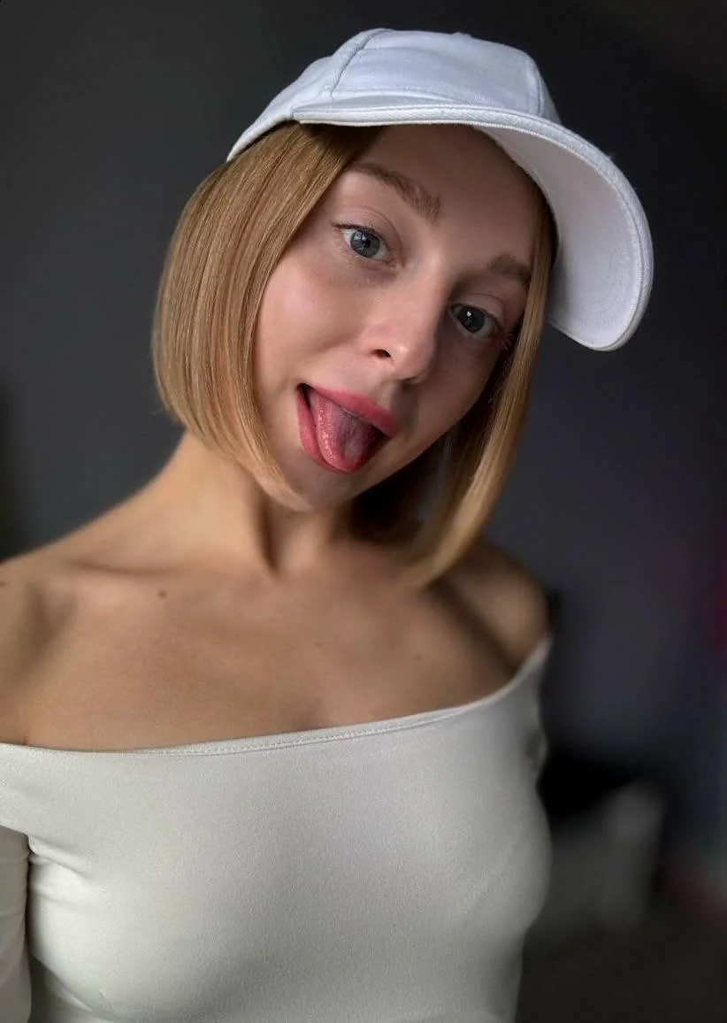 Am i hot in my all white outfit?, F18 picture 1 of 1