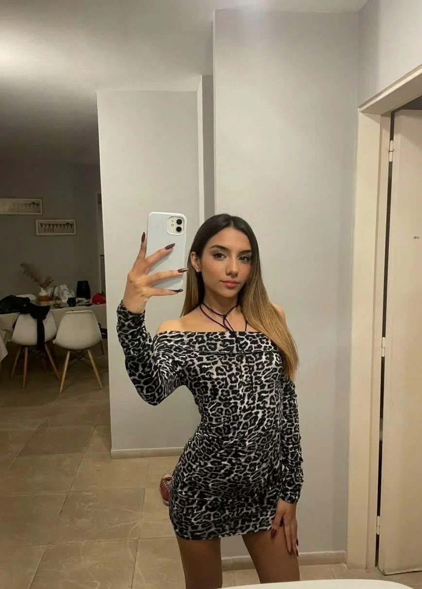 Am I hot? I wanna know if you find me hot F20 picture 1 of 1