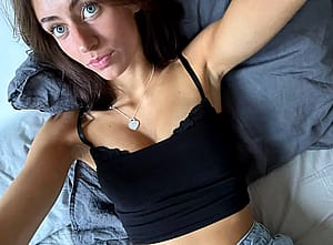 Girls can never go wrong with a black top.. it just can't happen lol'