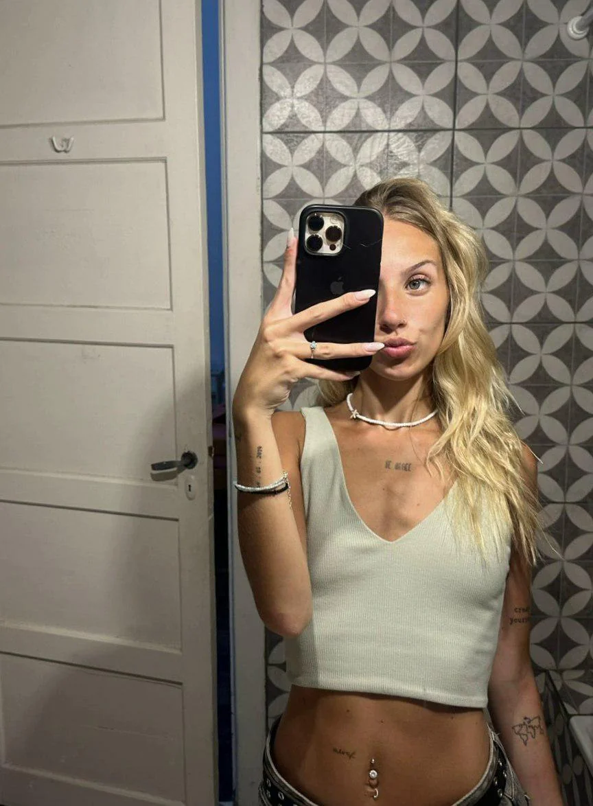 am I on the list of hot women here? F18 picture 1 of 1