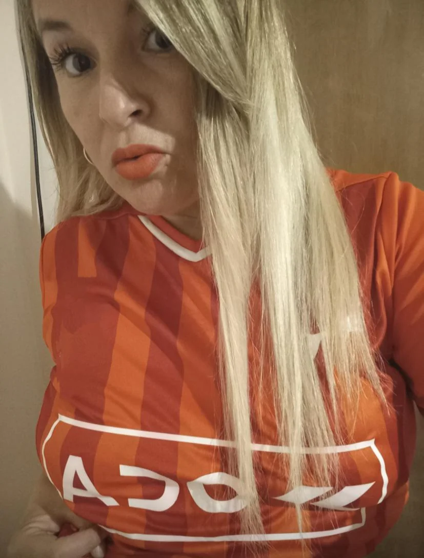 I think the color of my shirt suits me well picture 1 of 1