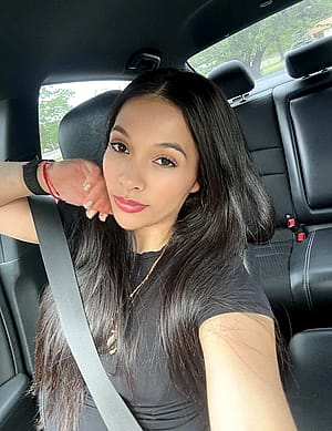 Be honest with me pls, am I attractive? 💕'