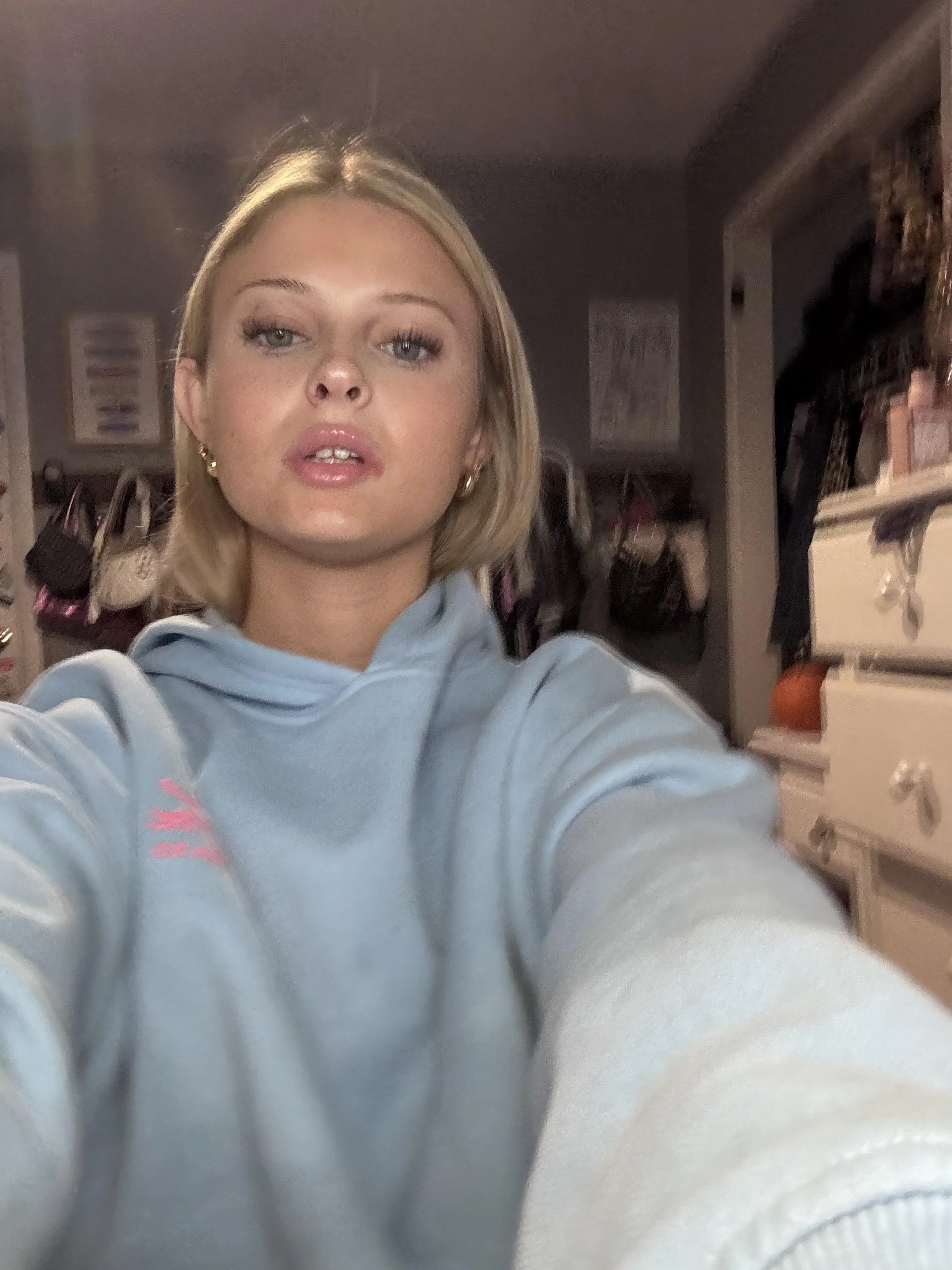 Am I hot? I wanna know what you think about me F19 picture 1 of 1