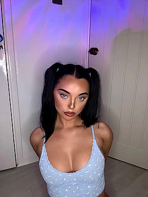 Sexy looks in college… but I’m more than just a pretty face, are you curious?'