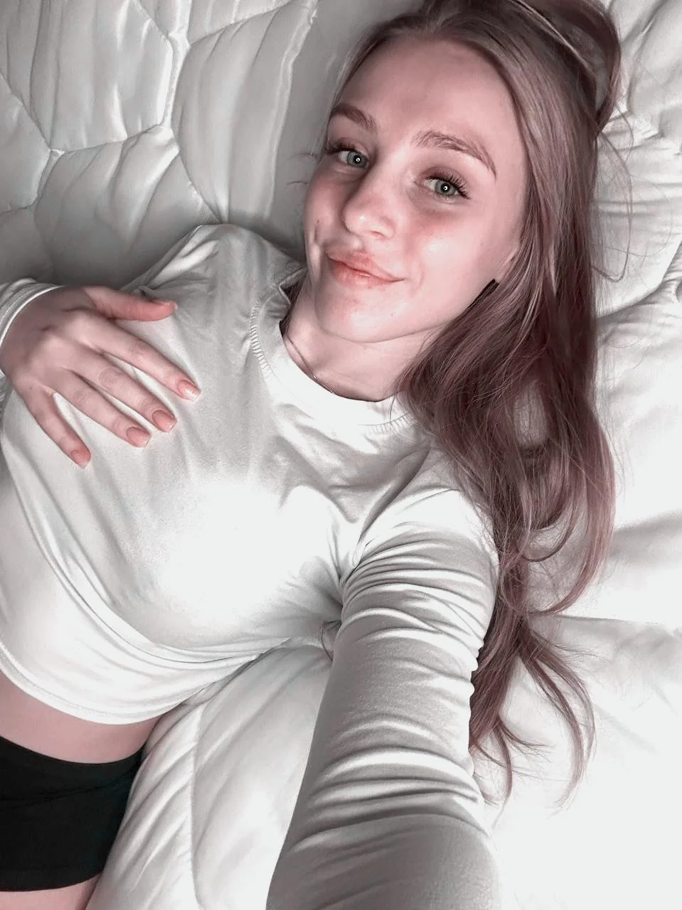my white top paired with my pale skin, do you like it? picture 1 of 1