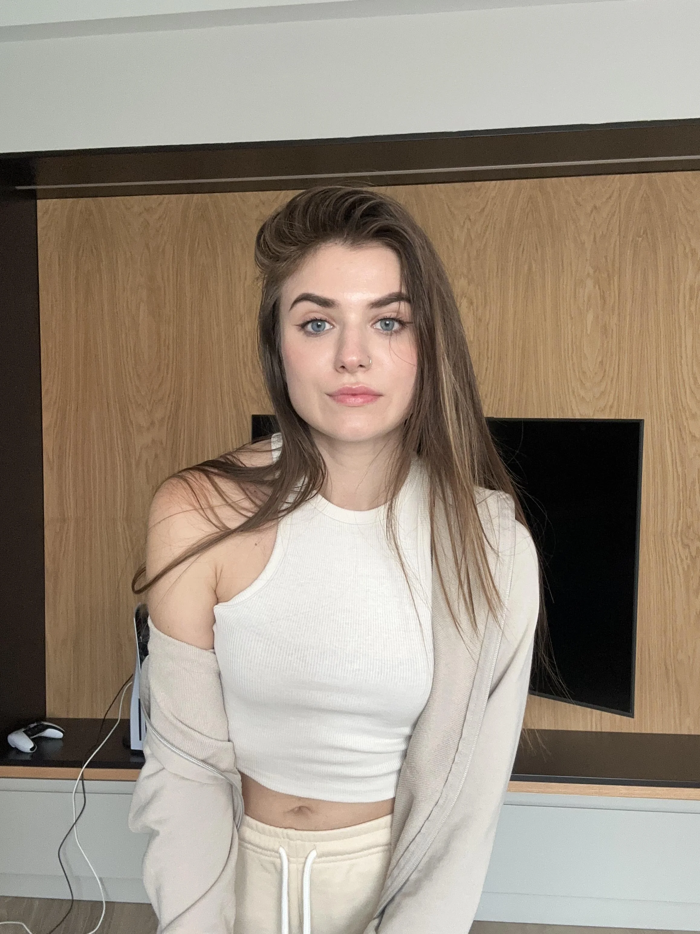 19F do you think i look hot in my casual clothes? picture 1 of 1