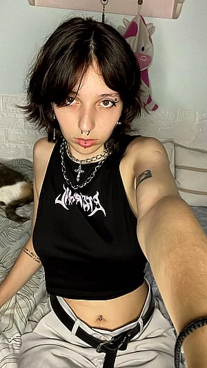 F19 do i look hot in this pic?'