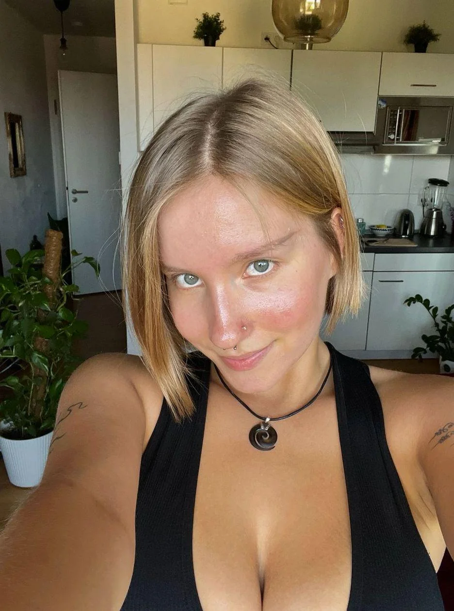 Would you consider me hot? picture 1 of 1
