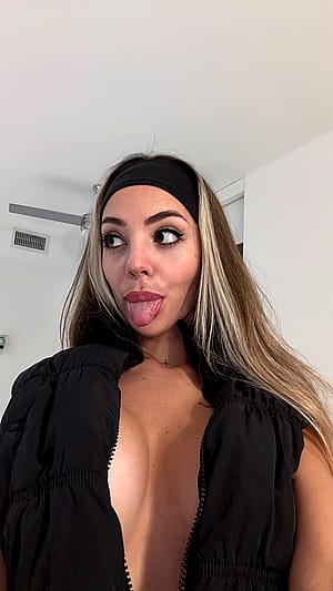 A juicy babe is waiting for you'