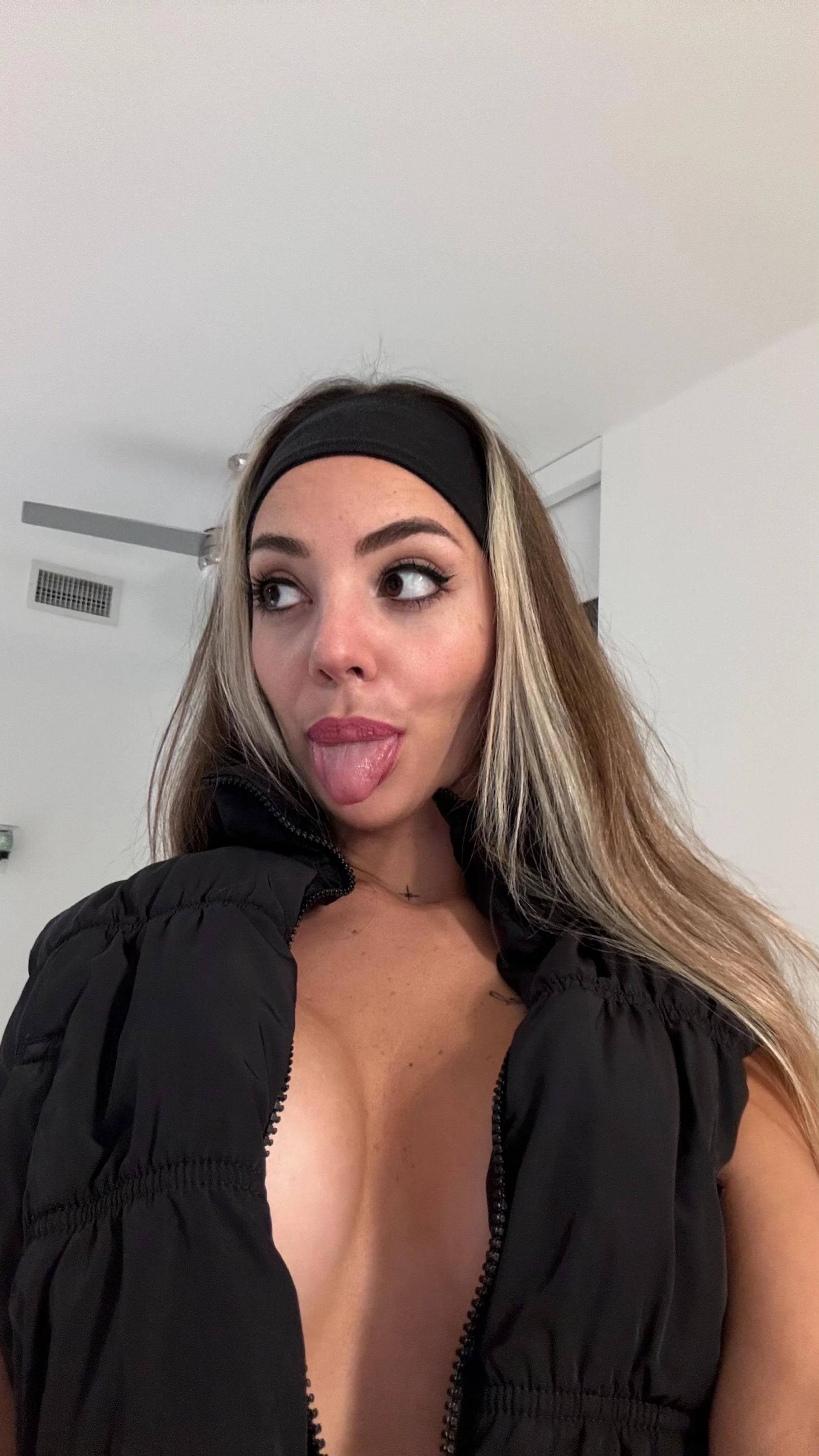 A juicy babe is waiting for you picture 1 of 1