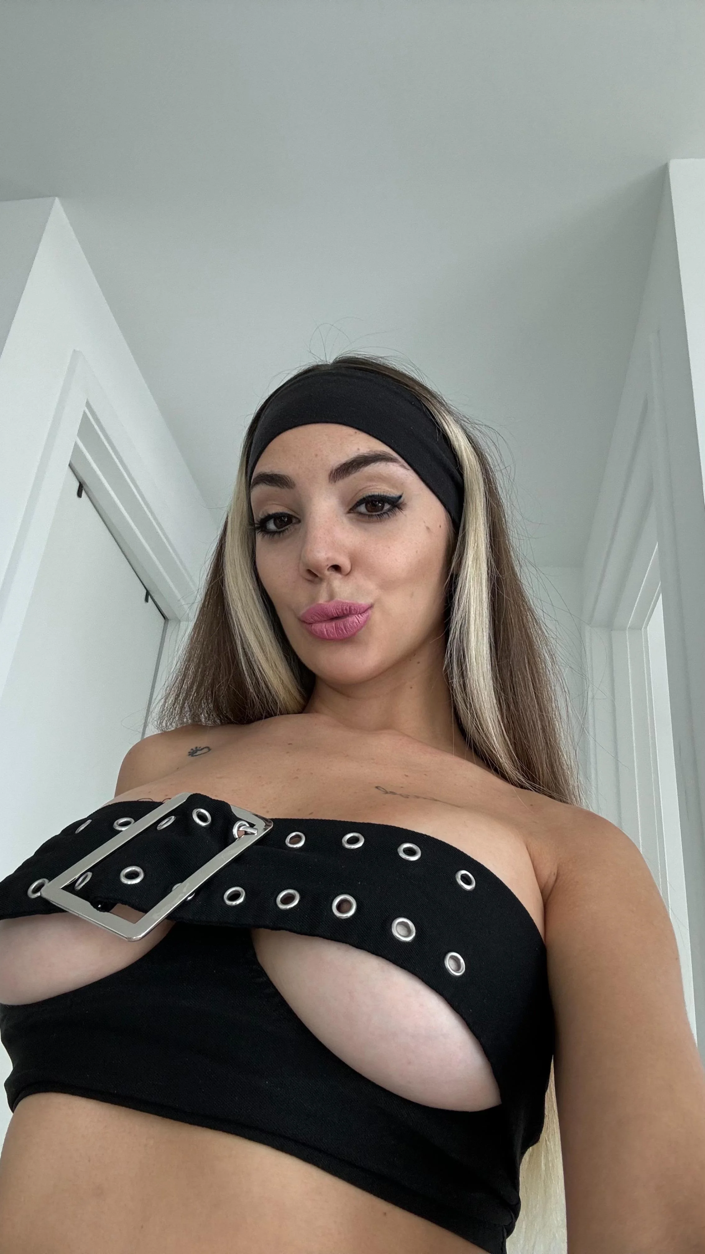 Be honest, Am I super hot? F23 picture 1 of 1