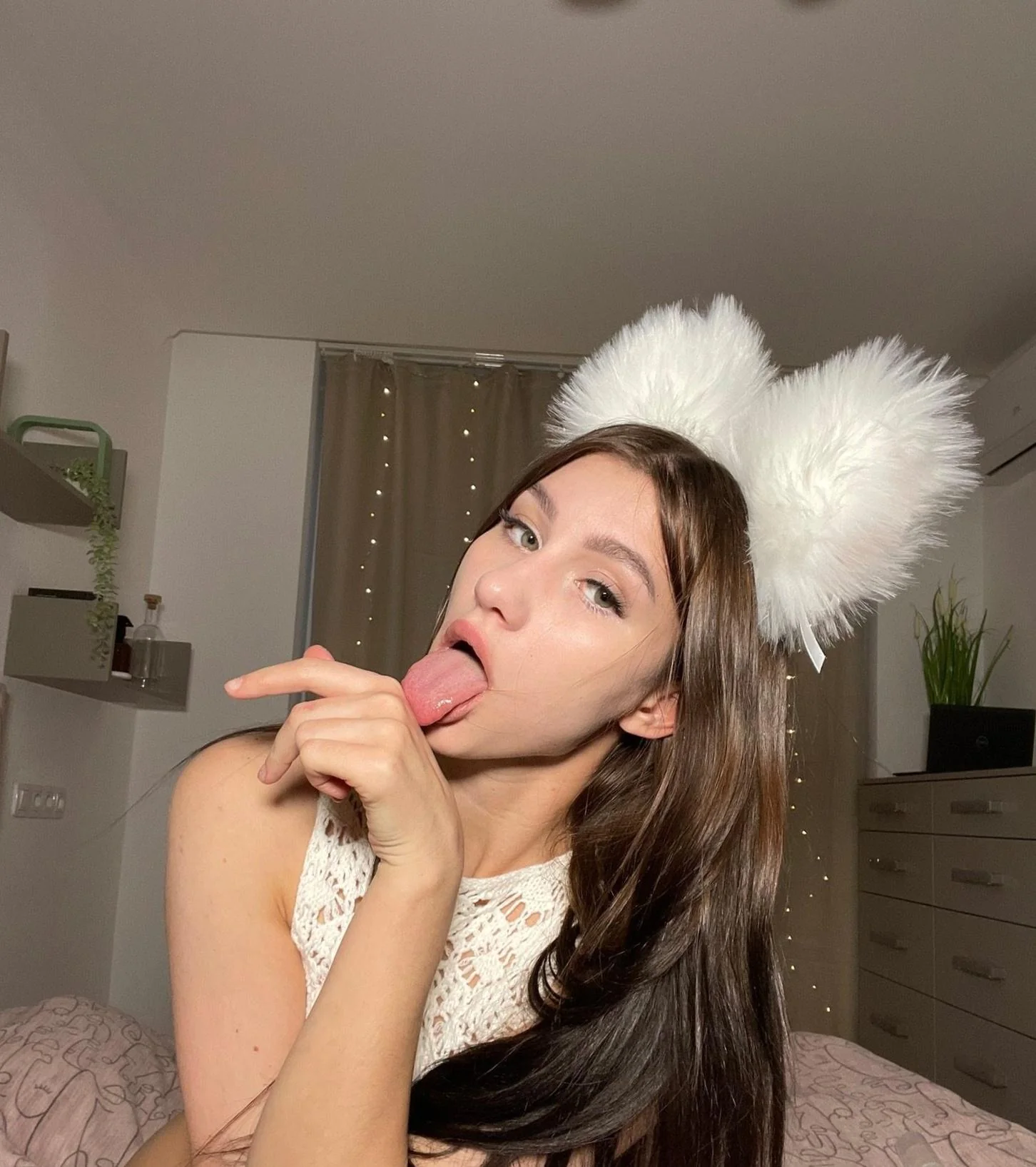 [F25] I'm a good cat girl and I really like to take selfies picture 1 of 1