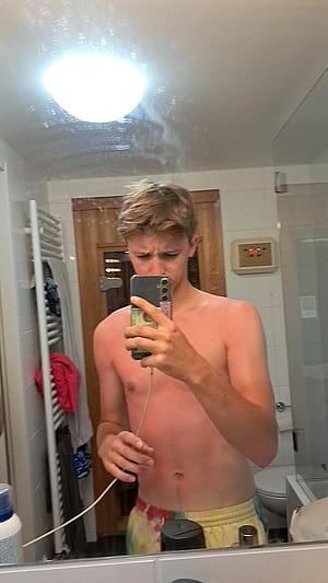 Please tell me am i hot or not'