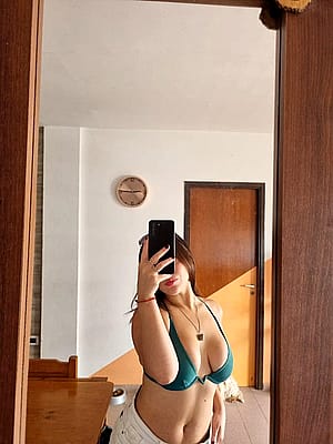 19F do you think i look hot in my casual clothes?'