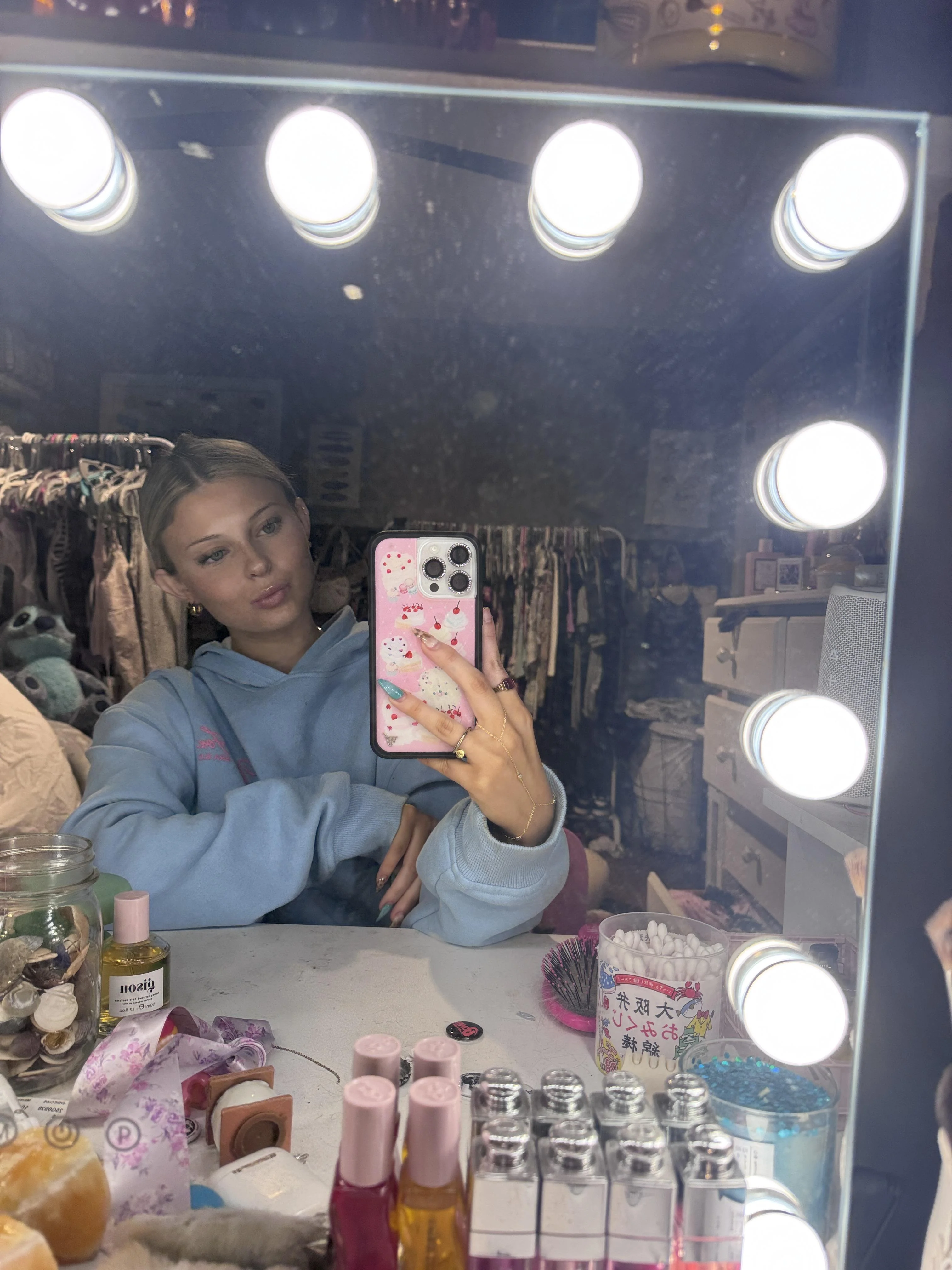 Do I look hot in this photo? F19 picture 1 of 1
