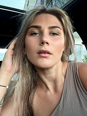 Hi, I'm 23 and i'm white [1st pose]'
