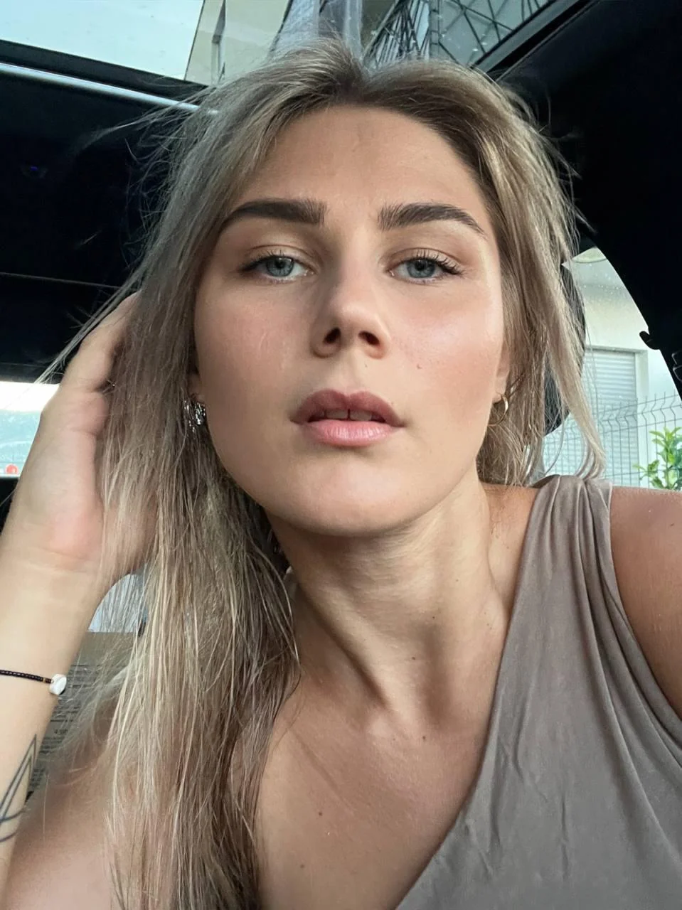 Hi, I'm 23 and i'm white [1st pose] picture 1 of 1