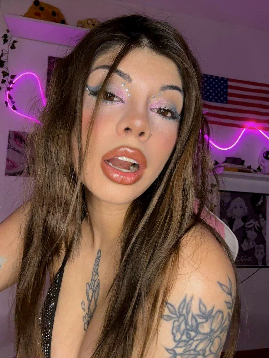 Just a girl spreading smiles everywhere picture 1 of 1
