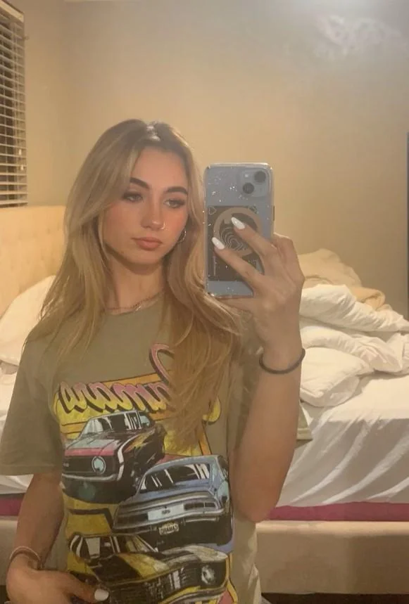do i look hot even though im just wearing a baggy shirt? f19 picture 1 of 1
