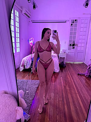 Am I hot (be honest)'