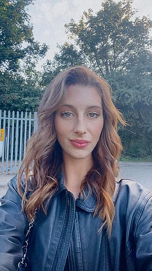22yo English girl 🤍'
