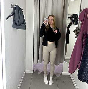 [F25] store fitting room selfies'