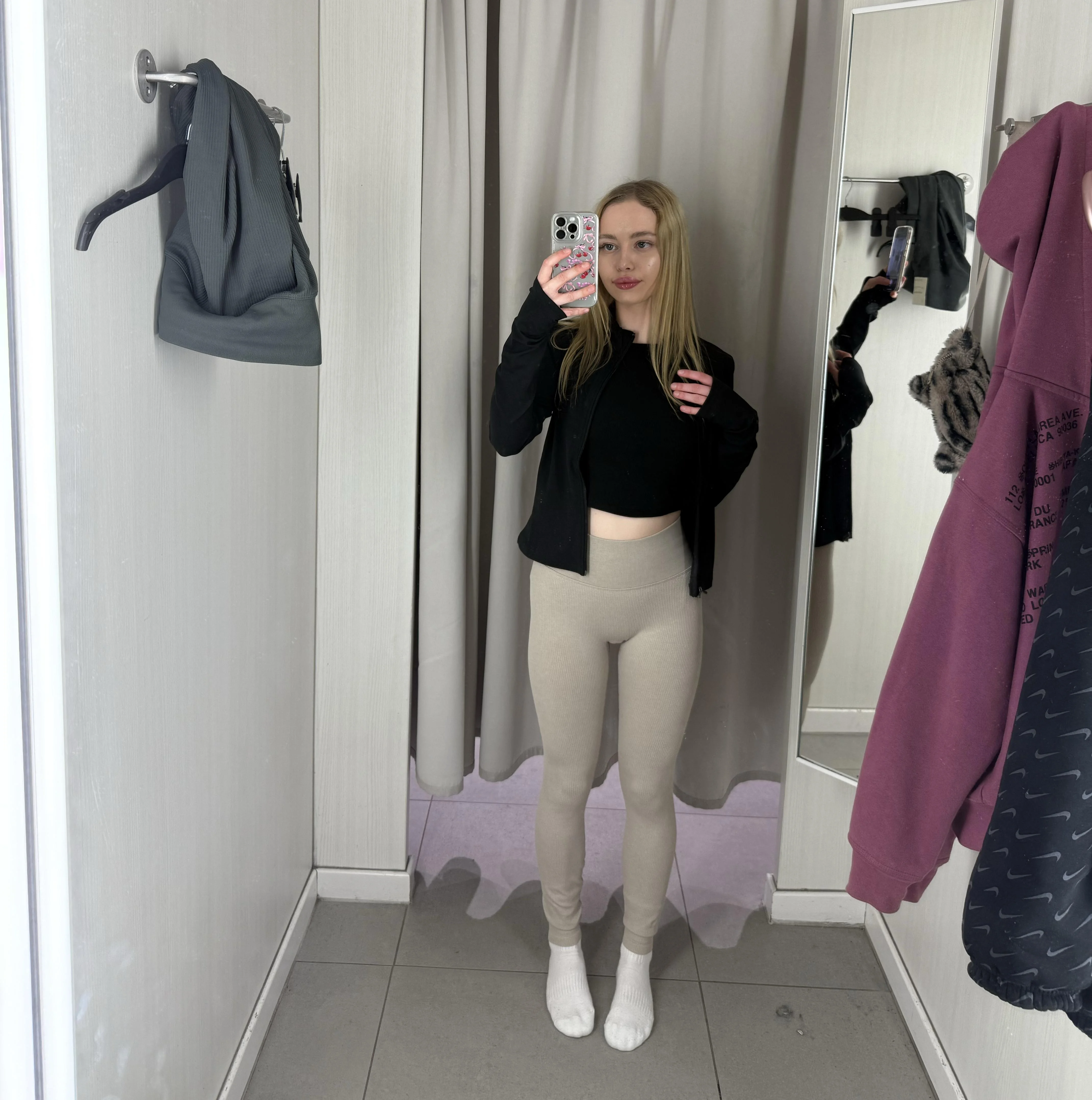 [F25] store fitting room selfies picture 1 of 1