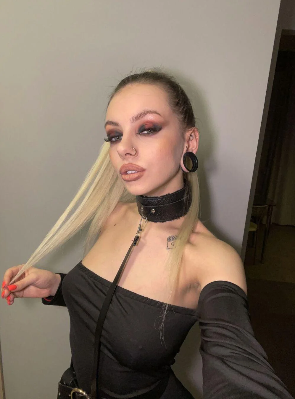 Feelin cute in a relaxed atmosphere... picture 1 of 1