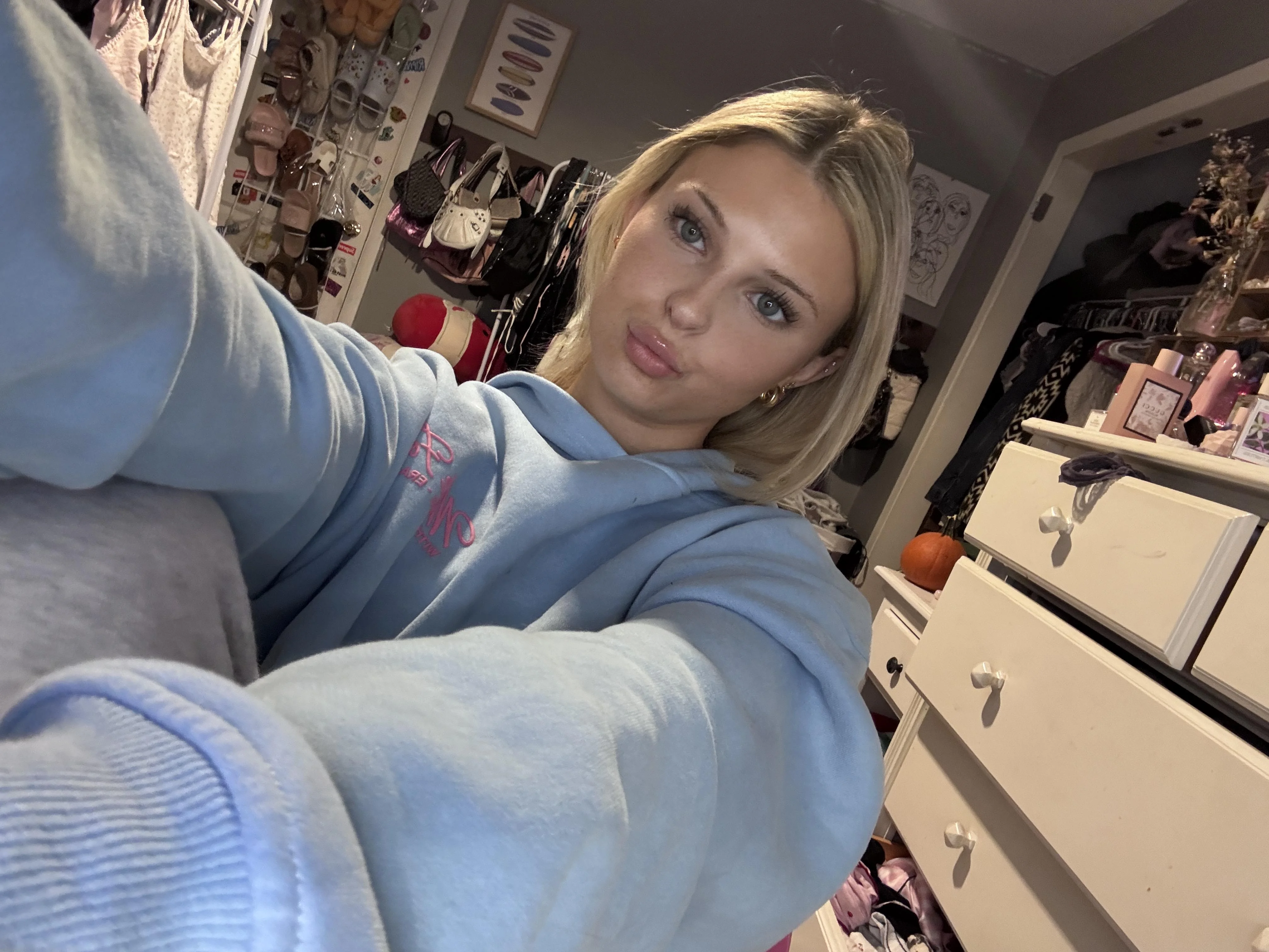 Just a simple white girl. Would you notice me? picture 1 of 1