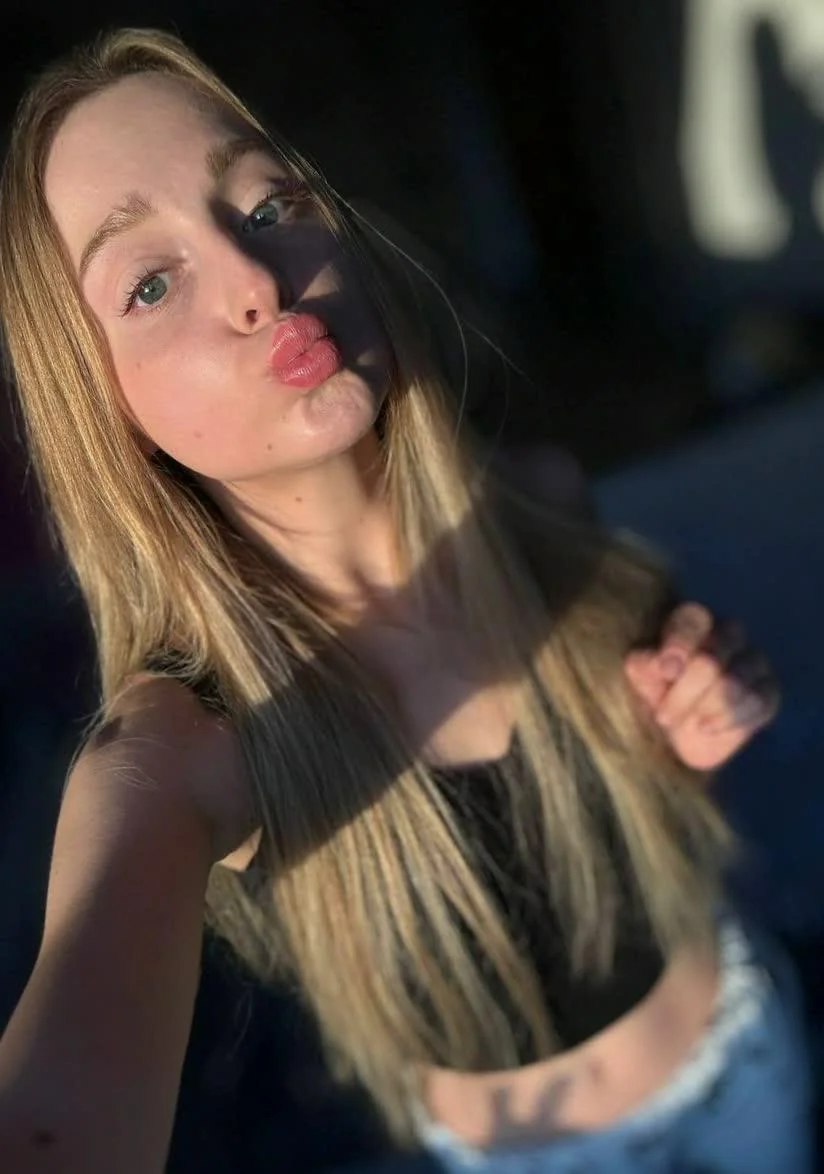 Is a kissy face looks sexy now that its in a song lol picture 1 of 1