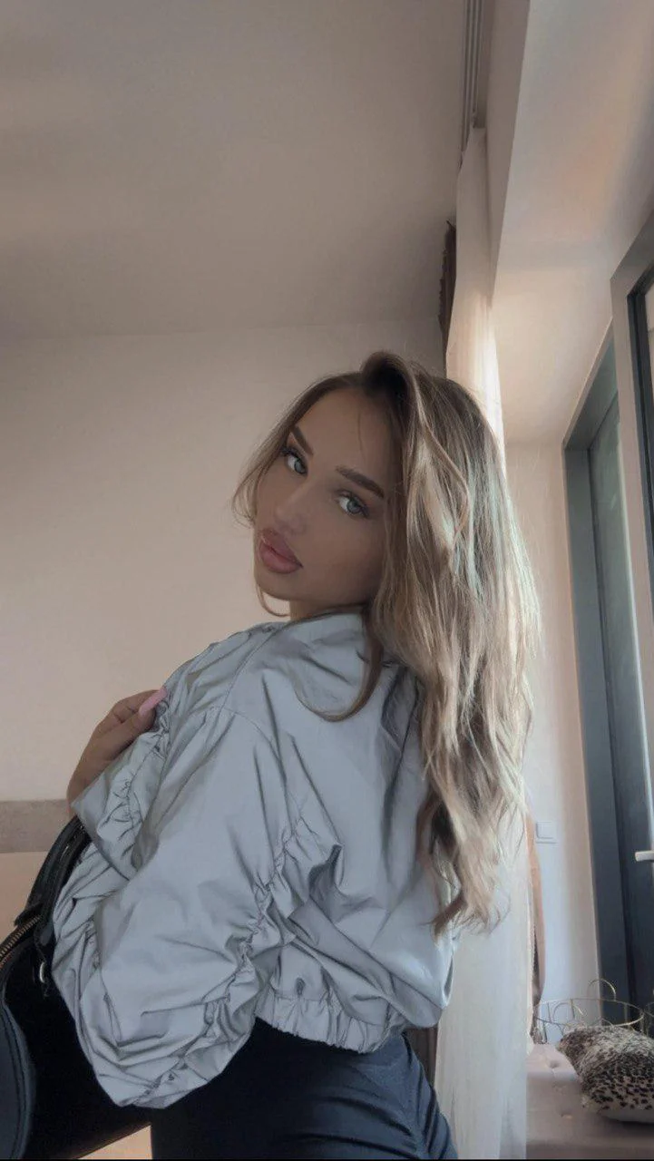 Would you call me sexy looking only deep in my eyes? F19 picture 1 of 1
