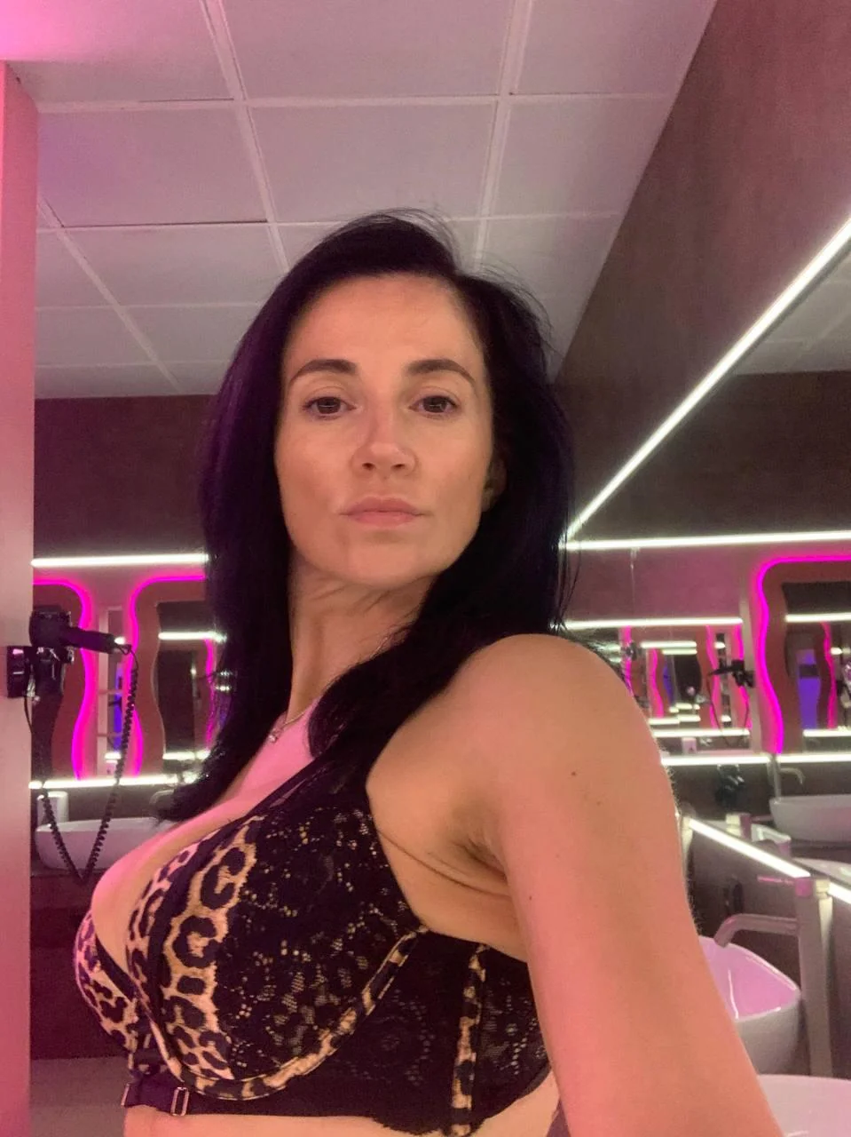 Do I look like a 46yo mom? picture 1 of 1