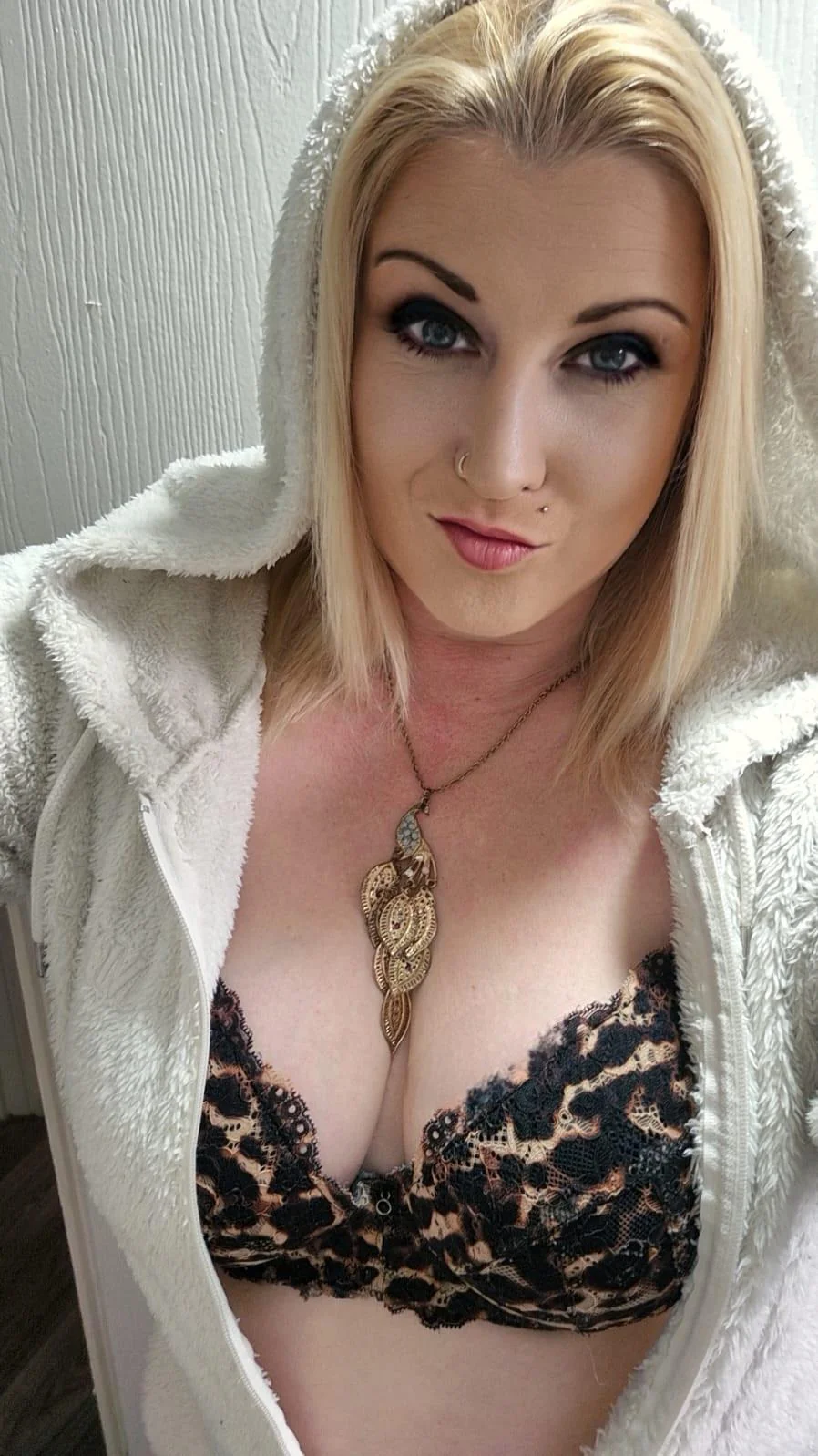 F31 bi UK mummy, hoping you all like what you see when I'm dolled up for fun times. picture 1 of 1