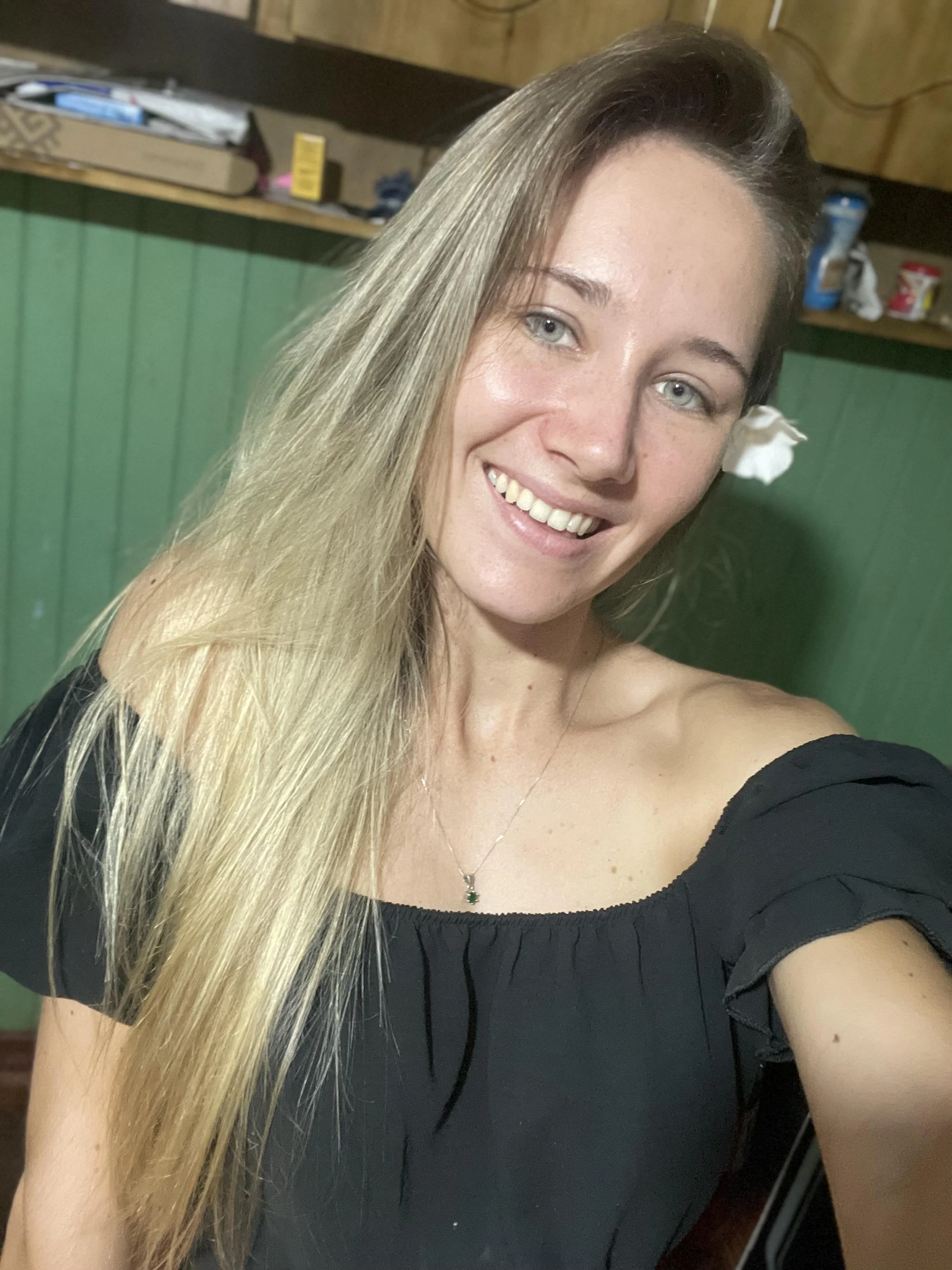 A seductive smile to turn you on. picture 1 of 1