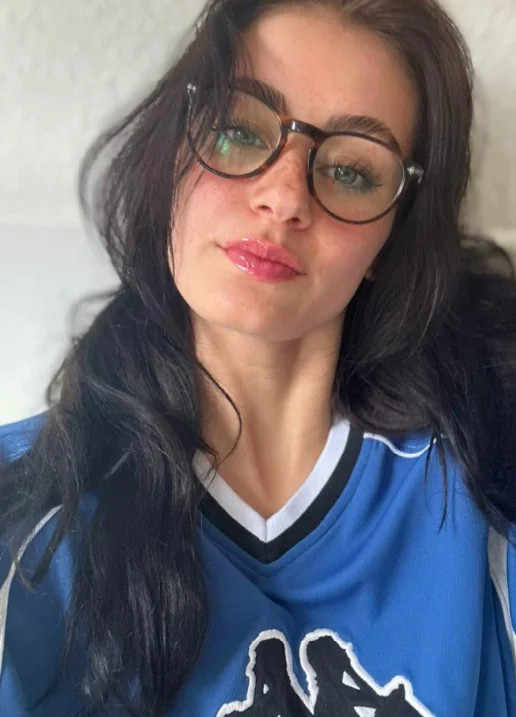 Do I look beautiful enough to be your girlfriend? picture 1 of 1
